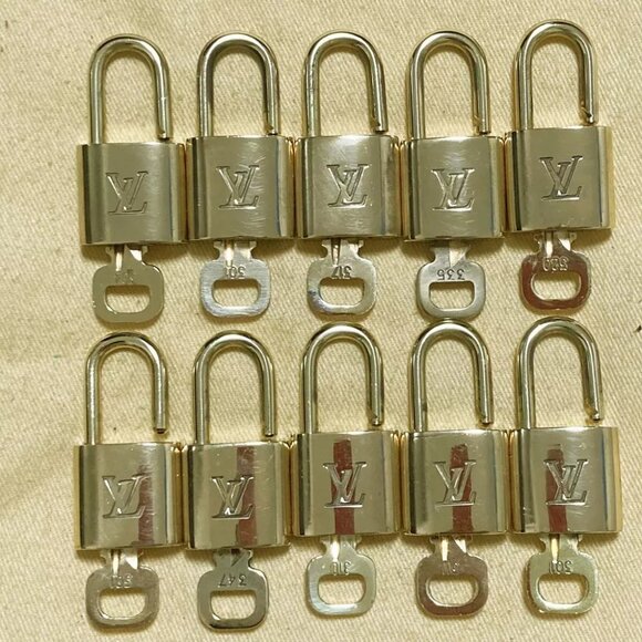 LOUIS VUITTON LV 10 SET PADLOCK KEY CHARM CADENA GOLD-PLATED FRANCE 37PDA161 - Picture 2 of 4